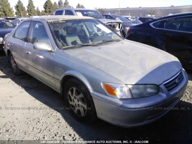 JT2BG22K710542141 - 2001 TOYOTA CAMRY CE/LE/XLE SILVER photo 1