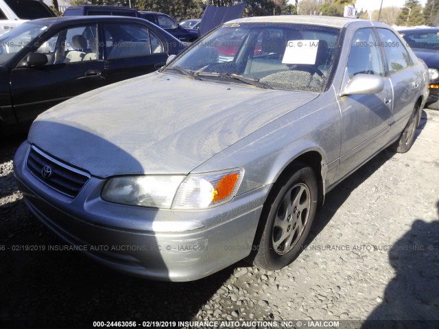 JT2BG22K710542141 - 2001 TOYOTA CAMRY CE/LE/XLE SILVER photo 2