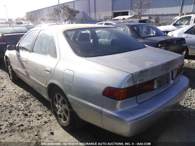 JT2BG22K710542141 - 2001 TOYOTA CAMRY CE/LE/XLE SILVER photo 3