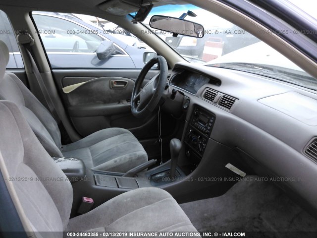 JT2BG28KXX0320676 - 1999 TOYOTA CAMRY LE/XLE 棕色 照片 5