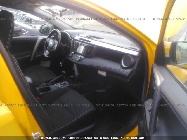 JTMRJREV9GD012454 - 2016 TOYOTA RAV4 HV XLE YELLOW photo 5