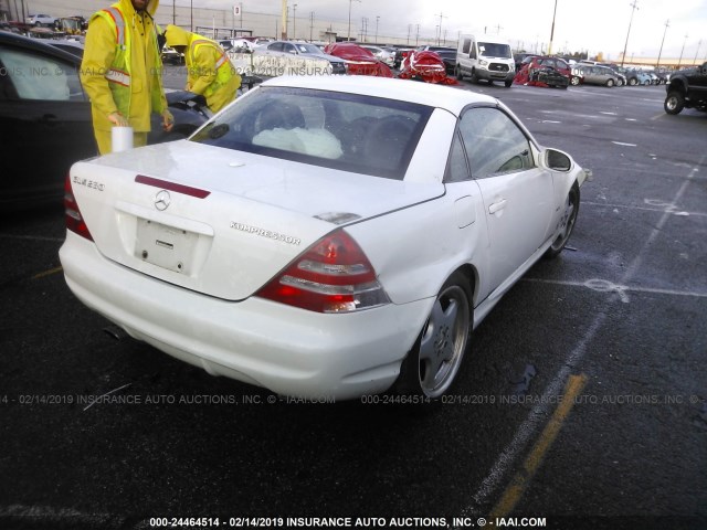 WDBKK49F11F206569 - 2001 MERCEDES-BENZ SLK 230 KOMPRESSOR WHITE photo 4