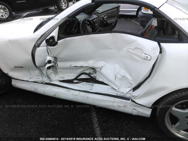 WDBKK49F11F206569 - 2001 MERCEDES-BENZ SLK 230 KOMPRESSOR WHITE photo 6