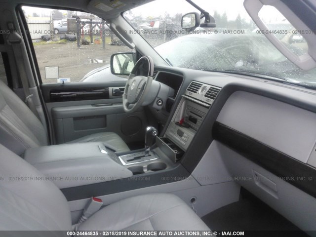 5LMFU28505LJ19093 - 2005 LINCOLN NAVIGATOR Ақ фото 5
