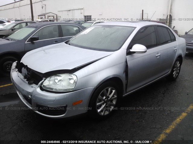 3VWRZ7AJ0AM129025 - 2010 VOLKSWAGEN JETTA SE/SEL SILVER photo 2