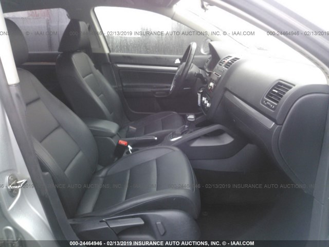 3VWRZ7AJ0AM129025 - 2010 VOLKSWAGEN JETTA SE/SEL SILVER photo 5