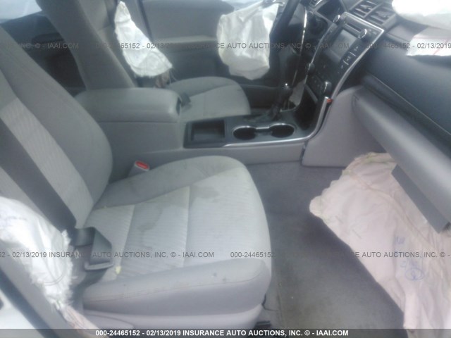 4T4BF1FK4GR529252 - 2016 TOYOTA CAMRY LE/XLE/SE/XSE თეთრი ფოტო 5