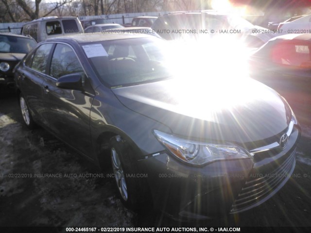 4T1BF1FK3FU934091 - 2015 TOYOTA CAMRY LE/XLE/SE/XSE 灰色 照片 1