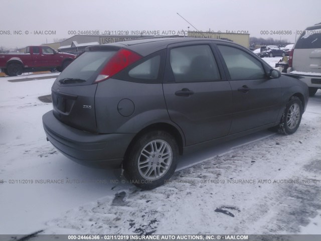 1FAHP37N36W231617 - 2006 FORD FOCUS ZX5 GRAY photo 4