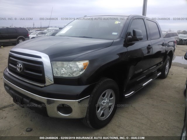 5TFEM5F18DX058247 - 2013 TOYOTA TUNDRA CREWMAX SR5 BLACK photo 2