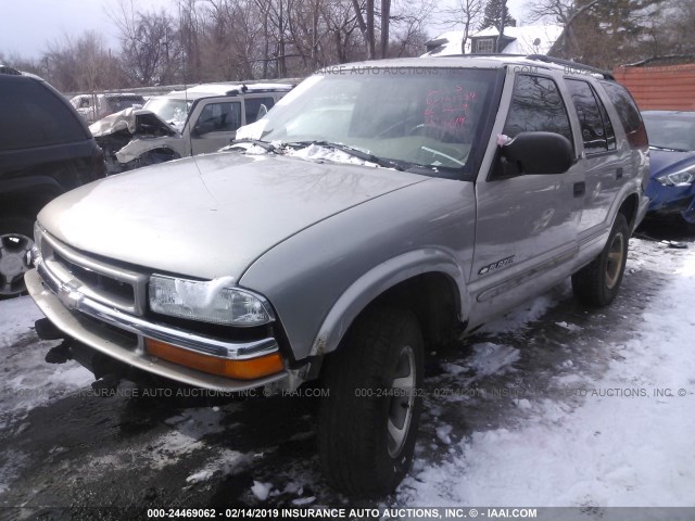 1GNCS13WX2K151584 - 2002 CHEVROLET BLAZER Pewter photo 2