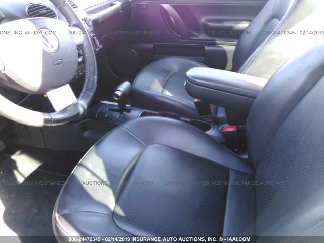 3VWRG3AG4AM011854 - 2010 VOLKSWAGEN NEW BEETLE Hellblau Foto 5