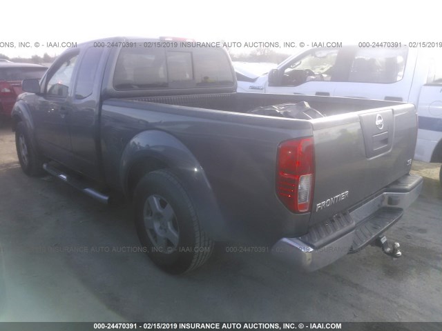 1N6AD06U46C444778 - 2006 NISSAN FRONTIER KING CAB LE/SE/OFF ROAD GRAY photo 3