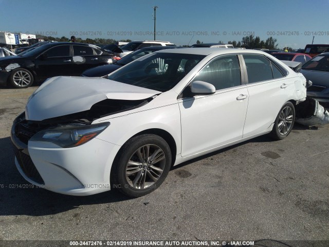 4T1BF1FK0FU098496 - 2015 TOYOTA CAMRY LE/XLE/SE/XSE WHITE photo 2