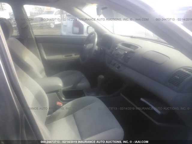 4T1BE32K34U858423 - 2004 TOYOTA CAMRY LE/XLE/SE GRAY photo 5