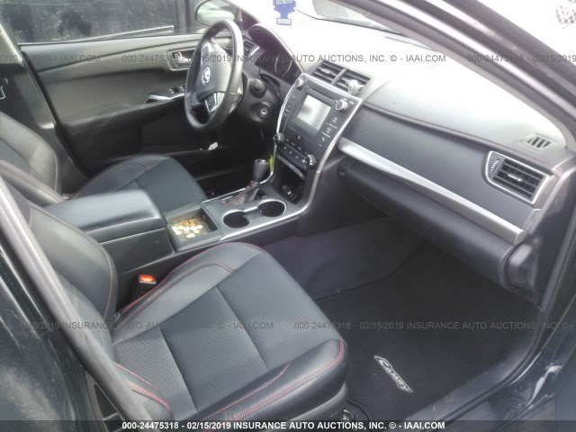 4T1BF1FK2GU264812 - 2016 TOYOTA CAMRY LE/XLE/SE/XSE შავი ფოტო 5