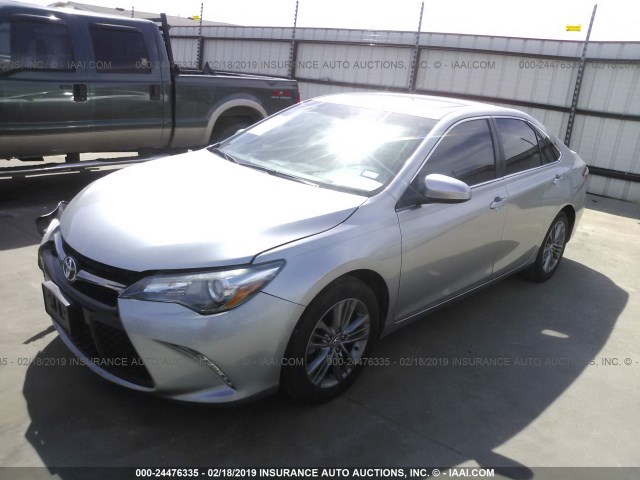 4T1BF1FK1GU177886 - 2016 TOYOTA CAMRY LE/XLE/SE/XSE SILVER photo 2