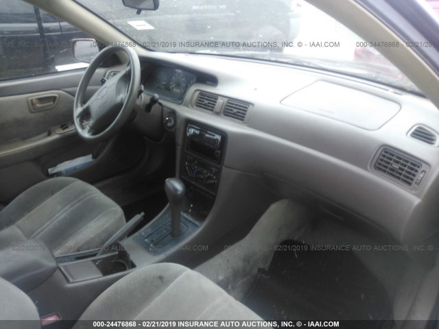 4T1BG22K3XU398933 - 1999 TOYOTA CAMRY CE/LE/XLE 勃艮第红 照片 5