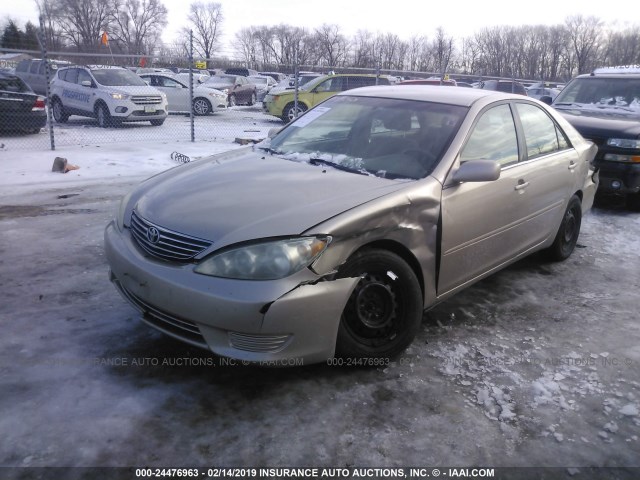 4T1BE32K15U392248 - 2005 TOYOTA CAMRY LE/XLE/SE GOLD photo 2