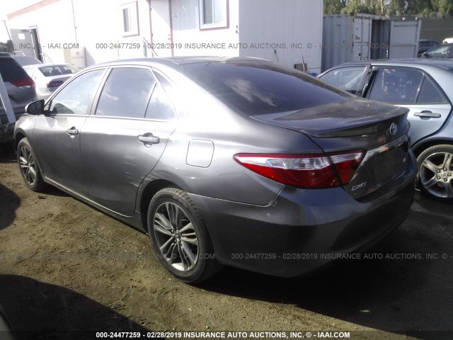 4T1BF1FK8FU972223 - 2015 TOYOTA CAMRY LE/XLE/SE/XSE 灰色 照片 3