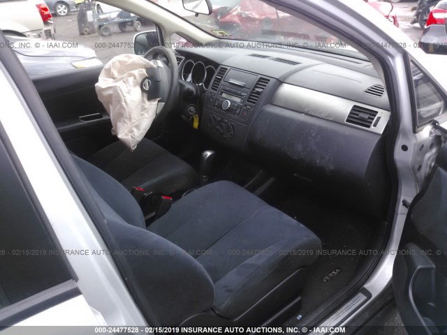 3N1BC13E48L375405 - 2008 NISSAN VERSA S/SL SILVER photo 5