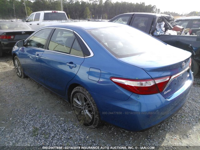 4T1BF1FK8HU765544 - 2017 TOYOTA CAMRY LE/XLE/SE/XSE BLUE photo 3