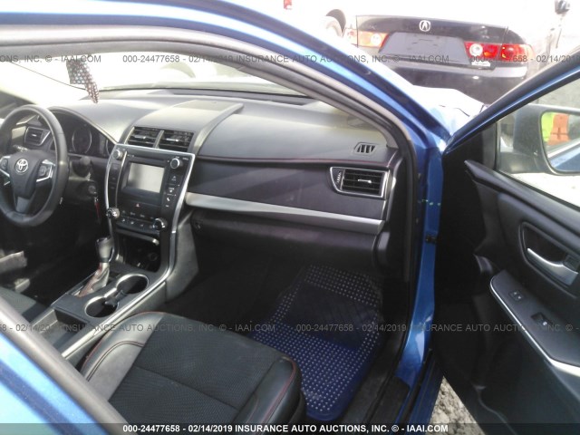 4T1BF1FK8HU765544 - 2017 TOYOTA CAMRY LE/XLE/SE/XSE BLUE photo 5