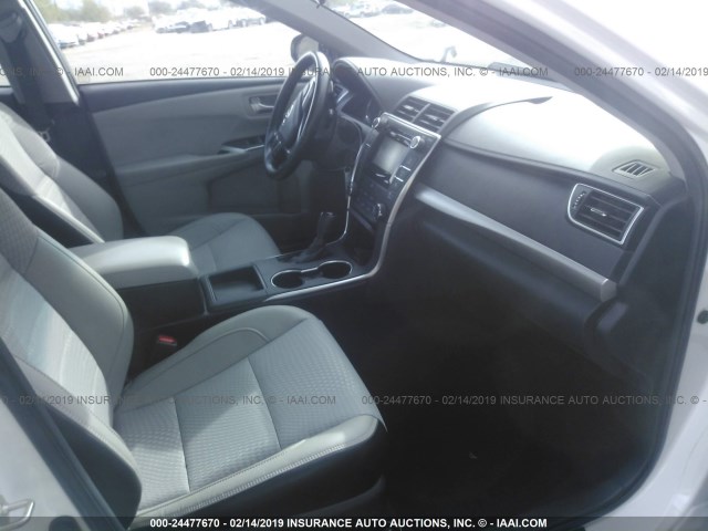 4T1BF1FK7FU114600 - 2015 TOYOTA CAMRY LE/XLE/SE/XSE 白色 照片 5