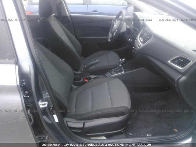 3KPC24A3XKE050728 - 2019 HYUNDAI ACCENT SE/SEL GRAY photo 5