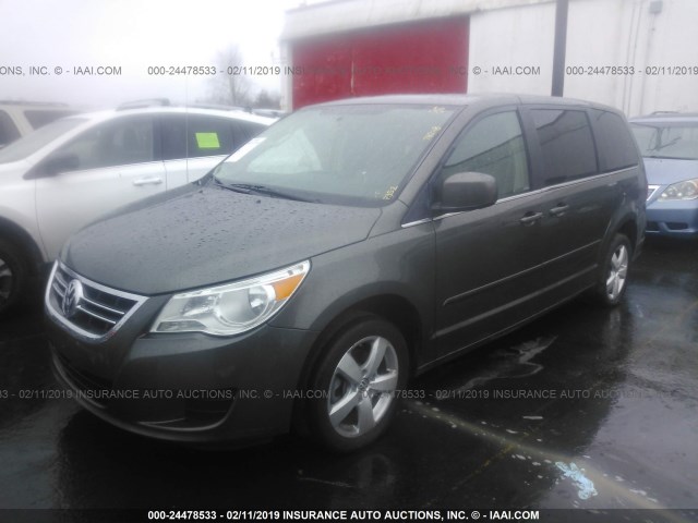 2V4RW3D1XAR262938 - 2010 VOLKSWAGEN ROUTAN SE GRAY photo 2