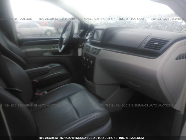 2V4RW3D1XAR262938 - 2010 VOLKSWAGEN ROUTAN SE GRAY photo 5