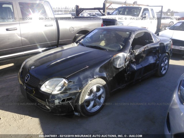 WDBKK65F61F221019 - 2001 MERCEDES-BENZ SLK 320 BLACK photo 2