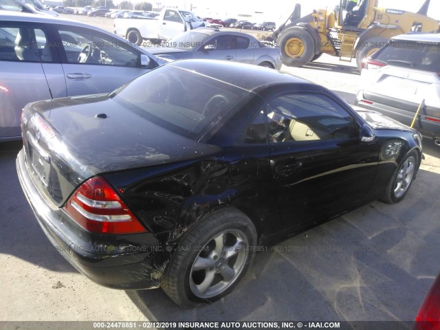 WDBKK65F61F221019 - 2001 MERCEDES-BENZ SLK 320 BLACK photo 4