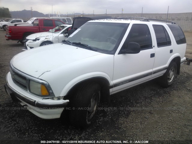 1GNDT13W1V2164326 - 1997 CHEVROLET BLAZER WHITE photo 2