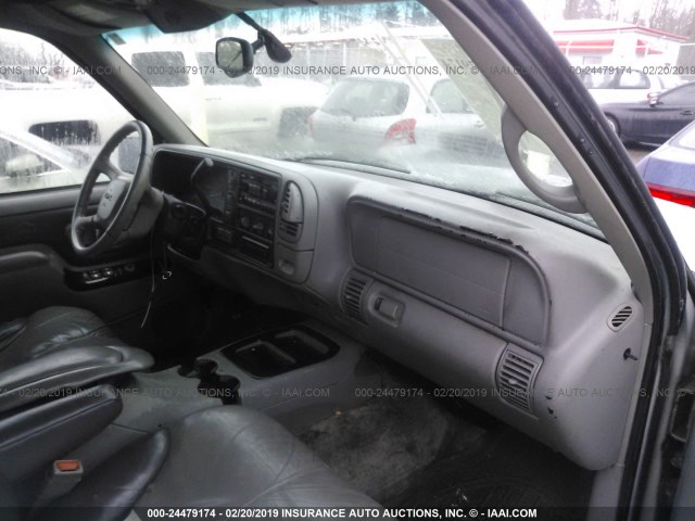 1GKEK13R1XR914803 - 1999 GMC DENALI SILVER photo 5