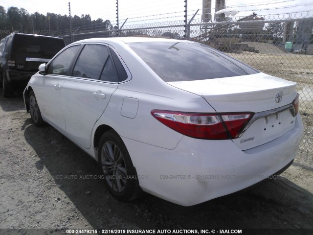 4T1BF1FK7FU880410 - 2015 TOYOTA CAMRY LE/XLE/SE/XSE თეთრი ფოტო 3