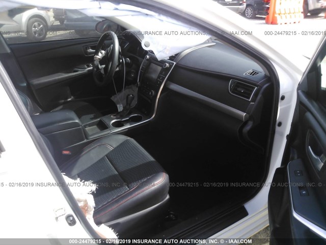 4T1BF1FK7FU880410 - 2015 TOYOTA CAMRY LE/XLE/SE/XSE თეთრი ფოტო 5