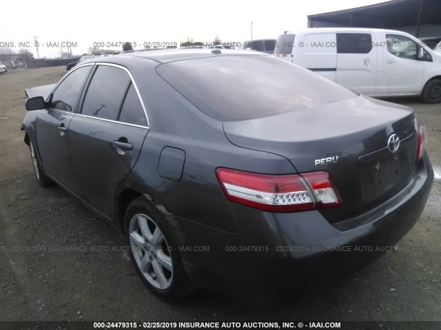 4T1BF3EK2BU217284 - 2011 TOYOTA CAMRY SE/LE/XLE SILVER photo 3