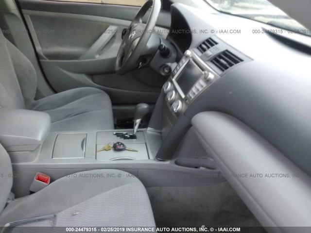 4T1BF3EK2BU217284 - 2011 TOYOTA CAMRY SE/LE/XLE SILVER photo 5