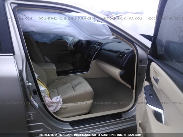 4T4BF1FK2GR560029 - 2016 TOYOTA CAMRY LE/XLE/SE/XSE თაფლისფერი ფოტო 5