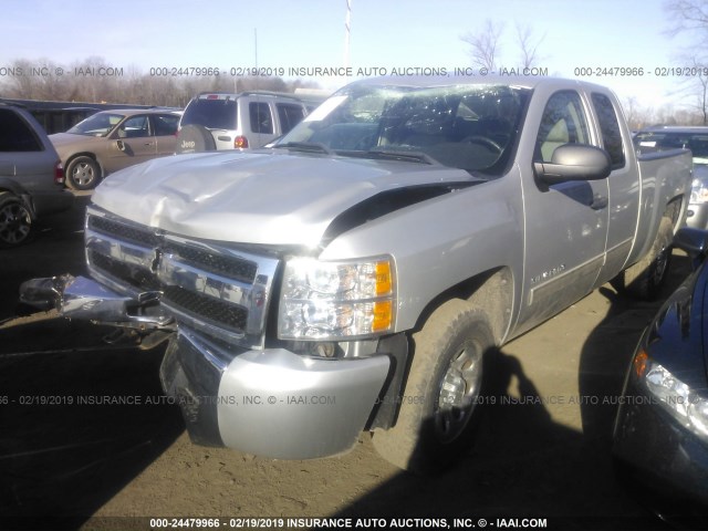 1GCRKSEA0BZ282864 - 2011 CHEVROLET SILVERADO K1500 LT SILVER photo 2