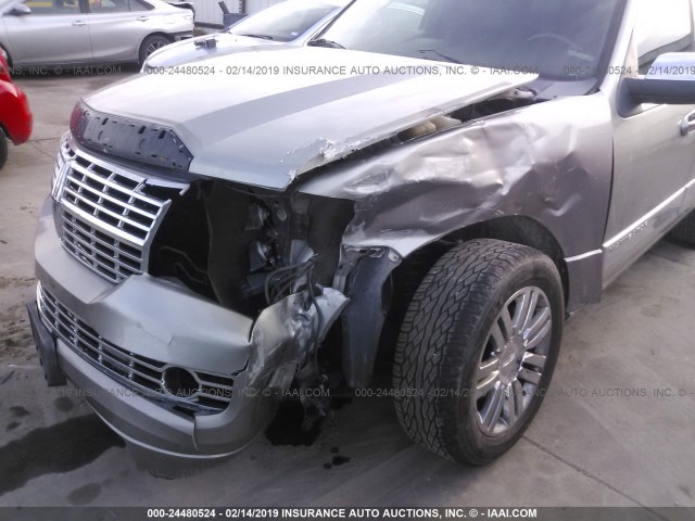 5LMFU27588LJ10728 - 2008 LINCOLN NAVIGATOR 银色 照片 6