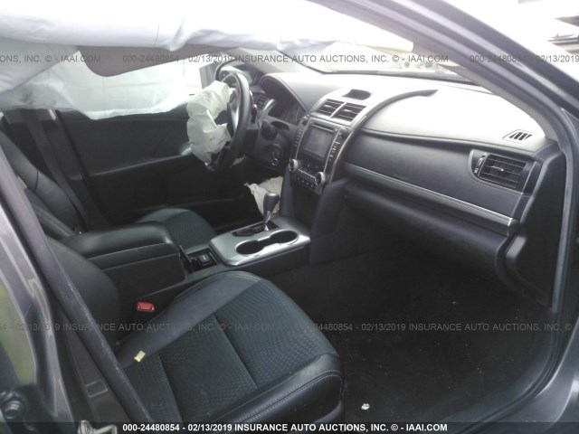 4T1BF1FK5EU383063 - 2014 TOYOTA CAMRY L/SE/LE/XLE 灰色 照片 5