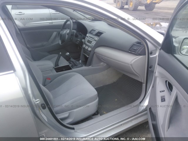 4T1BF3EK2AU031954 - 2010 TOYOTA CAMRY SE/LE/XLE 银色 照片 5