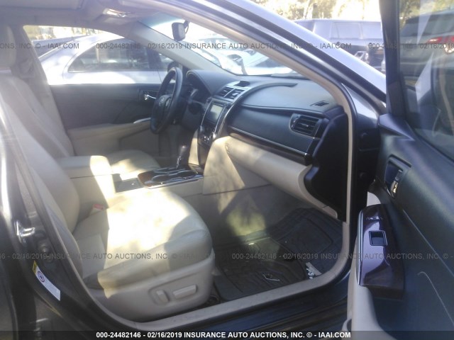 4T4BF1FK0ER356634 - 2014 TOYOTA CAMRY L/SE/LE/XLE 灰色 照片 5