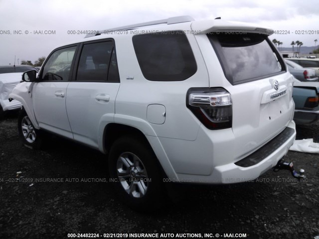 JTEBU5JR5J5547885 - 2018 TOYOTA 4RUNNER SR5 PREM/LTDL/TRAIL/TRD WHITE photo 3