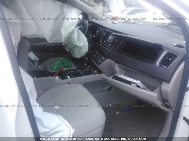 KNDMB5C13F6052337 - 2015 KIA SEDONA LX WHITE photo 5