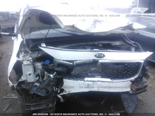 KNDMB5C13F6052337 - 2015 KIA SEDONA LX WHITE photo 6