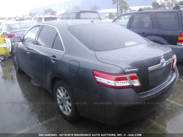 4T4BF3EK9BR108438 - 2011 TOYOTA CAMRY SE/LE/XLE GRAY photo 3