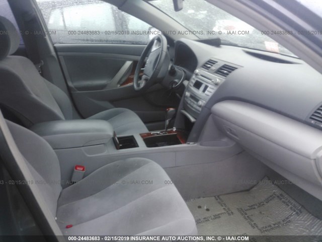 4T4BF3EK9BR108438 - 2011 TOYOTA CAMRY SE/LE/XLE GRAY photo 5